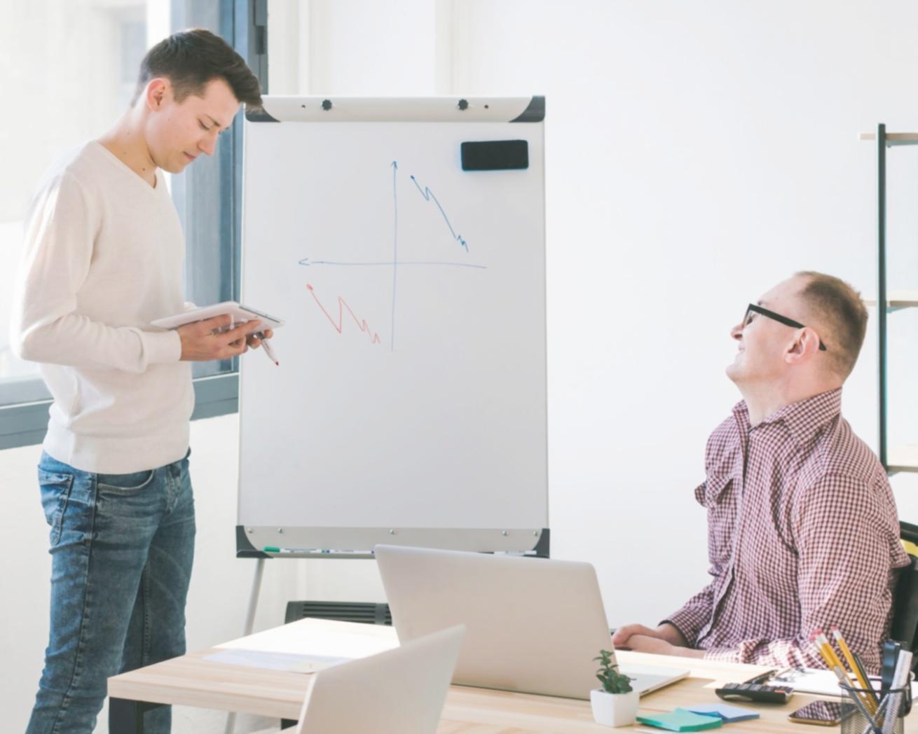 Studierende arbeiten gemeinsam an Finanzprojekten